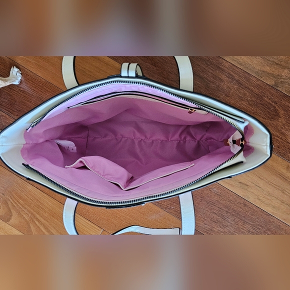 Beautiful Tote Style Handbag - Picture 4 of 5